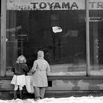 Children looking into empty Toyama store