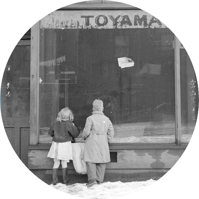 Children looking into empty Toyama store