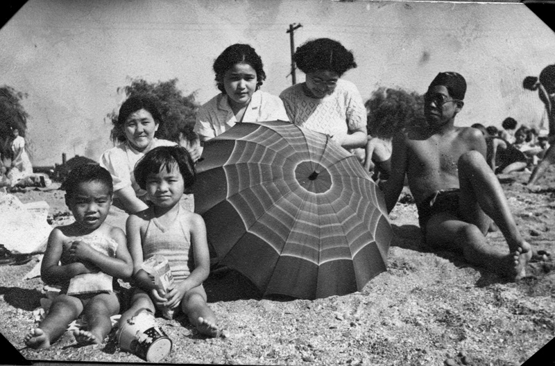 Morishita-family-on-beach