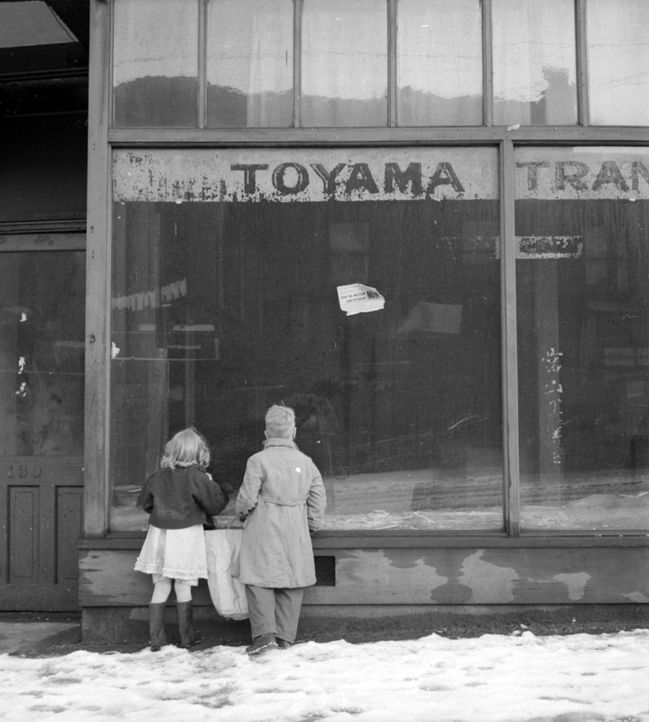 Children-looking-into-empty-Japanese-Canadian-store